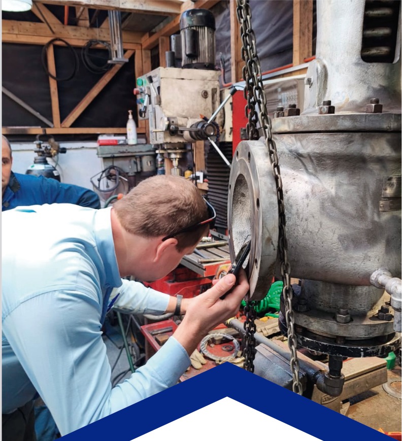 Técnico inspeccionando una válvula industrial